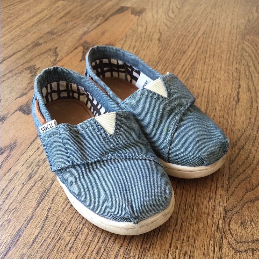 Girls denim TOMs size 8. Good used condition.